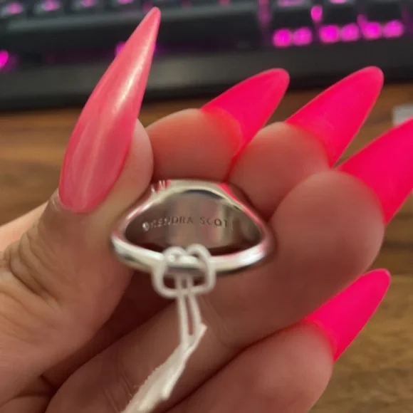 💙 Kendra Scott Anna Rhodium Plated & Mother Of Pearl Silver Pendant Signet Ring - Picture 6 of 7